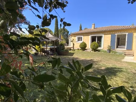 villa de plain pied sur un magnifique terrain arboré avec piscine.