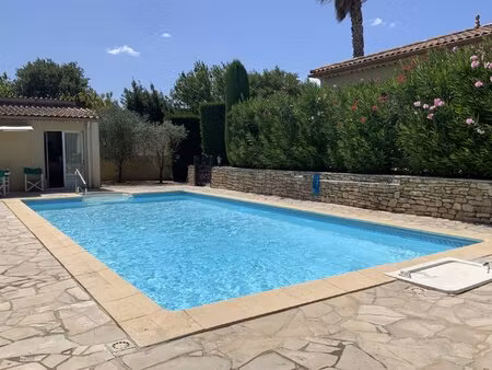 villa de plain pied sur un terrain de 2300 m2 avec piscine.