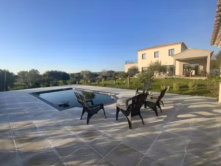 uzès à pieds villa sur beau terrain paysagé avec piscine.