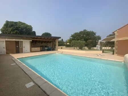villa plain pied sur 1000 m2 de terrain avec piscine.
