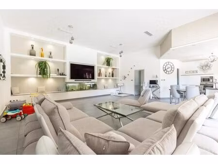 maison de 7 pièces de 176 m² à septèmes-les-vallons