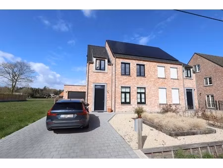 een ruime nieuwbouwwoning met 3 slaapkamers  terras  tuin en garage.