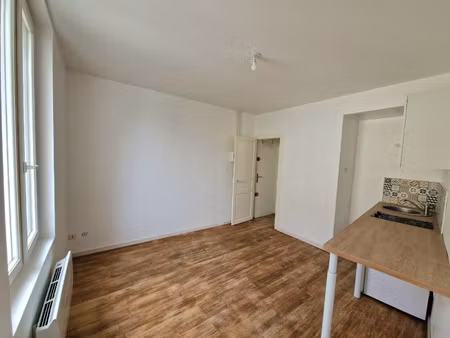 tours centre studio 17.78m2 a louer