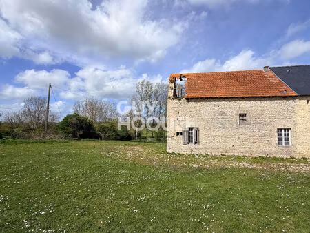 a vendre à trevieres (14710)  ancienne habitation à réhabiliter sur 1880 m² de terrain.