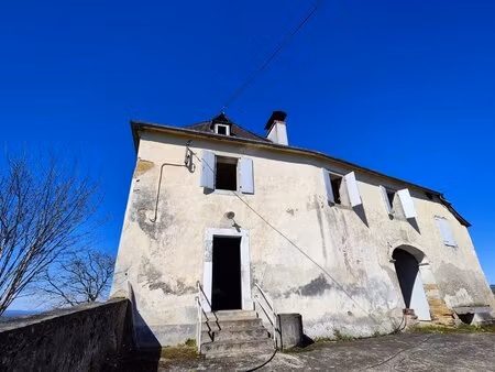 ferme béarnaise avec dépendances et vue imprenable sur les montagnes  sur un terrain de pl