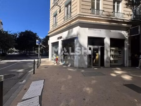 location commerce 45 m²