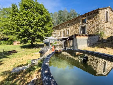 ancien moulin en pierres renové