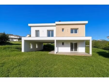 spacieuse maison neuve avec vues imprenables