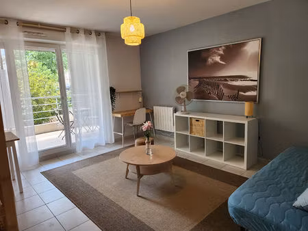 exclusivite sur avignon - location studio meuble de 23m² avec terrasse et parking - 533€ t