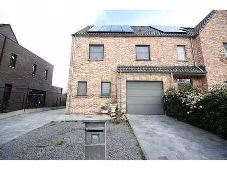 maison familiale récente dans un quartier résidentiel