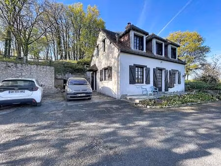 maison de campagne sur son écrin de verdure