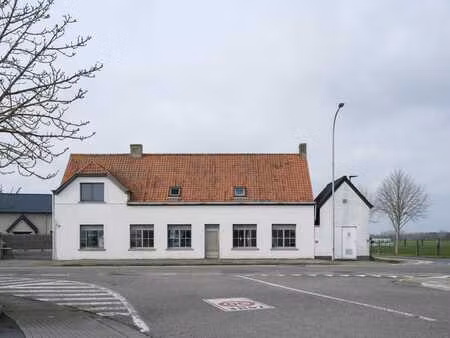 spacieux commerce à rénover avec salle de fête et possibili