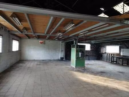 entrepôt de 180m2 au sol+130m2 mezzanine idéalement situé.