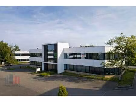 bureaux et entrepôts bénéficiant d’une visibilité depuis ...