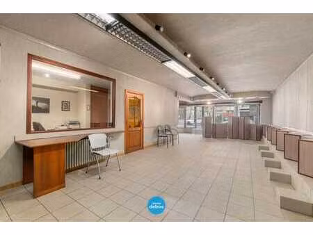 ruim handelspand met meerdere parkeerplaatsen