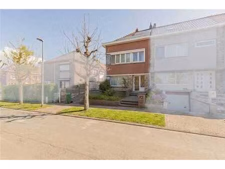 spacieuse maison 3 façades avec 3 chambres et garage  idéale