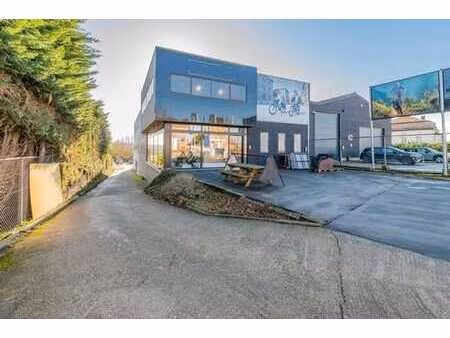 bâtiment rénové de ±1.000 m² avec parking