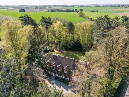 spacieuse villa avec piscine dans le bois de mai