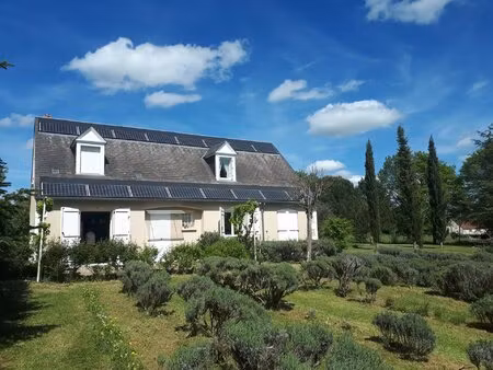 belle maison meublée tout confort au sein d'un magnifique jardin clos et arboré