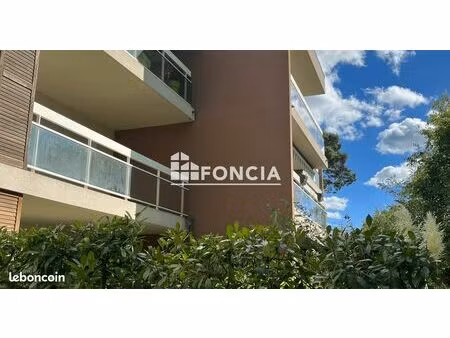 t3 13012 terrasse et stationnement