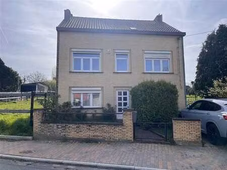 spacieuse maison à rénover 4 façades  4 chambres.