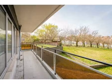 appartement lumineux au rez-de-chaussée avec grande terrasse