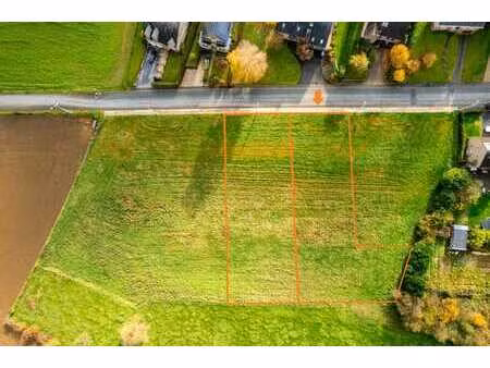 parcelle de terrain de +/- 1.351 m² dans un agréable endroit