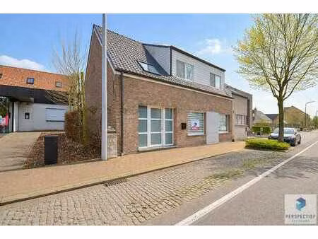 rustig gelegen ruime halfopen woning met uitweg & bijgebo...