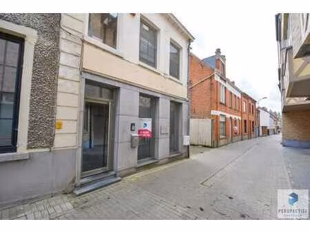 handelsgelijkvloers en appartement in centrum oedelem