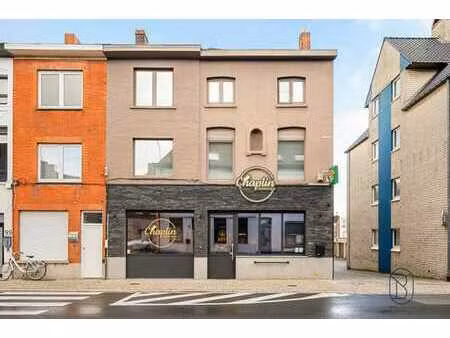 une friterie et un appartement en duplex prêt à emménager