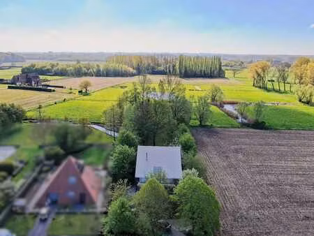 villa verscholen in het groen