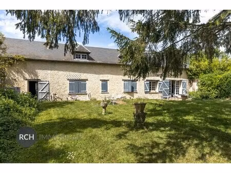 ferme ancienne en impasse avec gare à pied