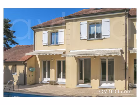 fourqueux : villa avec sous-sol total et piscine pour famill