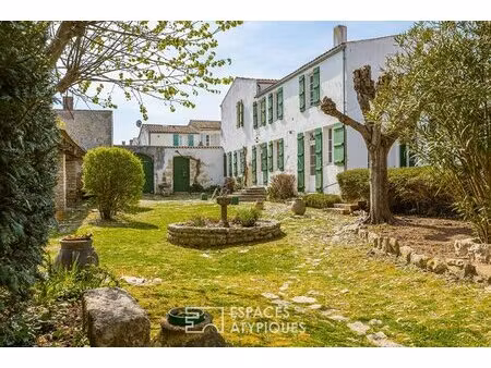 la 'maison des aïeules' emblématique et historique propriété et son parc arboré.