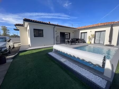 villa de plain-pied avec piscine