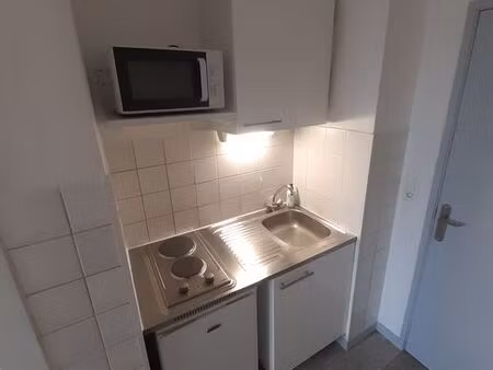 studio refait à neuf avec terrasse et parking