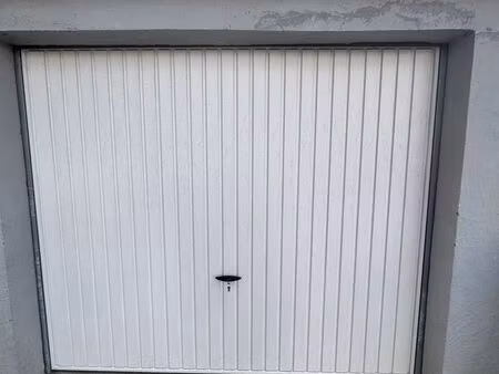 garage avec porte motorisée à louer - accès facile -lorient