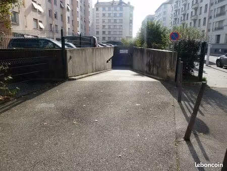 garage box ferme à louer lyon 3ème à 2mn gare de la part dieu-villette