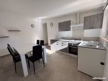 location apparemment t3 avec petite cour