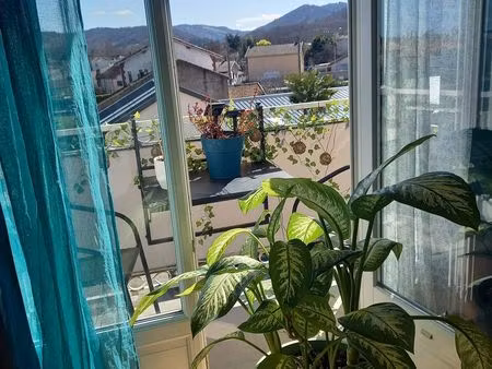 appartement t3 de 75 m² au 2 ème étage  petit balcon