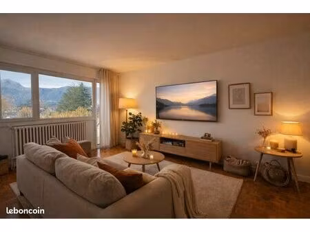 t2 lumineux entre ville et lac