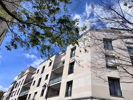 2 pièces + 1 balcon + 1 parking