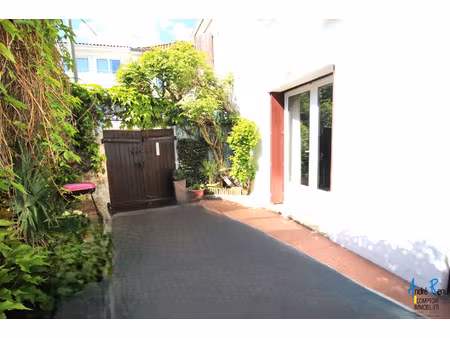 maison en centre ville avec terrasse et courette