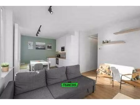 appartement rénové avec vue latérale sur mer à westende