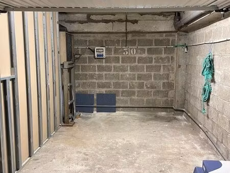 box de 12 m² à massy palaiseau en face de la gare rer