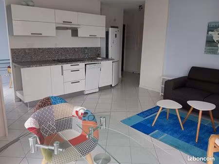 dispnible debut mai  location meublée annuelle  au calme   immeuble de standing prche de t