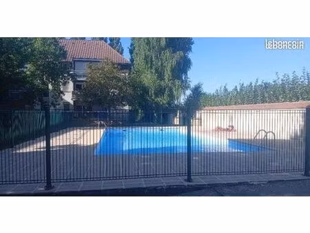 t2 meublé 46 m² – résidence avec piscine – parking – pont-sainte-maxence – 700 cc