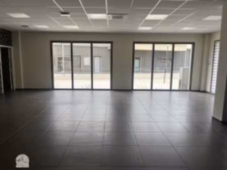 local commercial 160 m2 entrée saint esteve