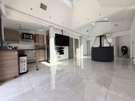 maison avec extérieur et garage à proximité des calanques