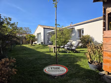 ste pazanne bourg : plain pied 134 m2  4 chambres  annexes s